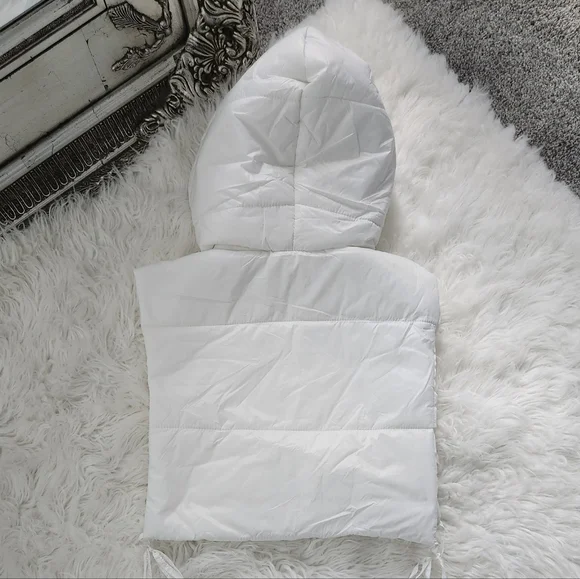 Daisy Crop Zip Up Puffer Vest. Size Medium. New. Open sides that tie. - Picture 3 of 7